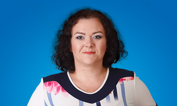 Eliza Wyrwich jobber i avdelingen for økonomi, regnskap og inkasso hos Mega Pol Trans i Pila. Ved manglende innbetalinger setter